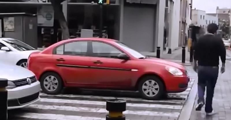 (VIDEO) NAJTVRDOGLAVIJI PJEŠAK IKAD Pogledajte što je napravio vozaču koji je stao na zebru