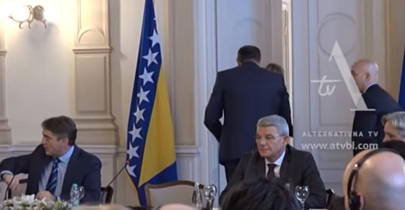 (VIDEO) DODIK IZAZVAO INCIDENT PRED STRANIM DIPLOMATIMA Svi gledali u čudu, Komšić se nasmijao: ‘Nema zastave!’