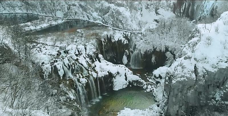 (VIDEO) ČUDO PRIRODE Plitvice je prekrio snježni pokrivač i izgledaju jednostavno magično