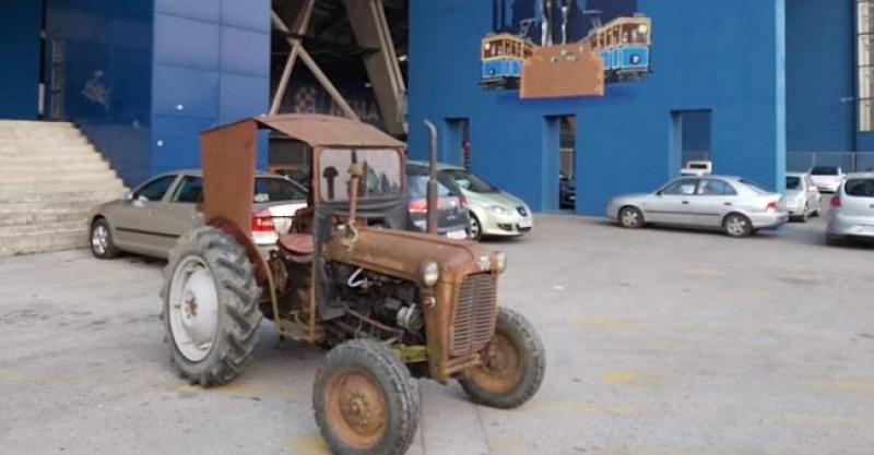 (FOTO) STIGAO ODGOVOR CRVENOJ ZVEZDI IZ ZAGREBA Kod maksimirskog stadiona 'niknuo'  - TRAKTOR