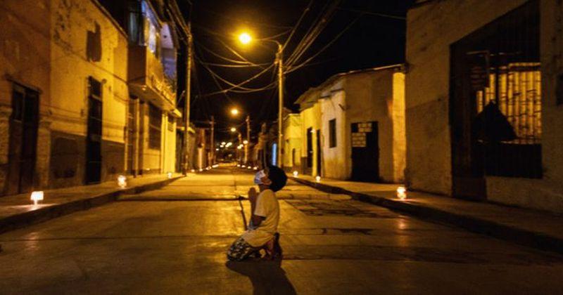 FOTOGRAFIJA KOJA RASTAPA SRCA Šestogodišnjak moli na koljenima na ulici za prestanak pandemije koronavirusa