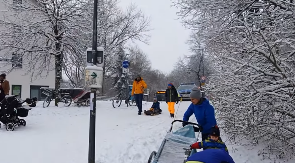(VIDEO) Ovako izgledaju stroge mjere u praksi u Münchenu: Policija rastjerala djecu i roditelje sa snijega