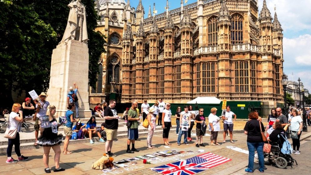 Tisuće ljudi u Londonu prosvjedovalo zbog zatvaranja i Covid putovnica
