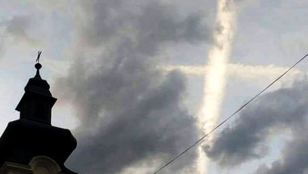 (FOTO) U Požegi nakon Euharistijskog klanjanja na nebu se pojavio križ