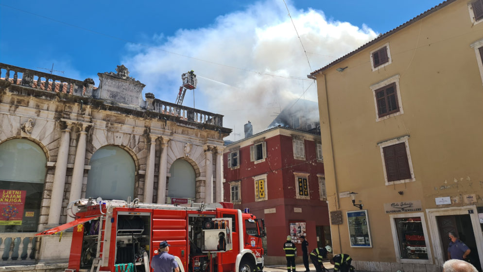 Vatrogasci se hrvaju s požarom u centru Zadra; 'Ugrožen praktički cijeli Poluotok'