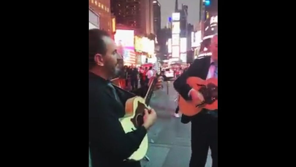 (VIDEO) ‘Hrvatska mati me rodila, hrvatska zemlja othranila…’ Predivna pjesma odzvanjala nasred newyorkškog Times Squarea