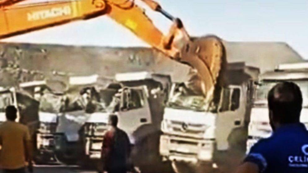 (VIDEO) Radnik nije dobio plaću, sjeo je u bager i razbio pet kamiona