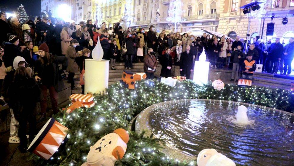 Počeo Advent u Zagrebu, gradonačelnik Tomašević upalio prvu svijeću, svijeću nade