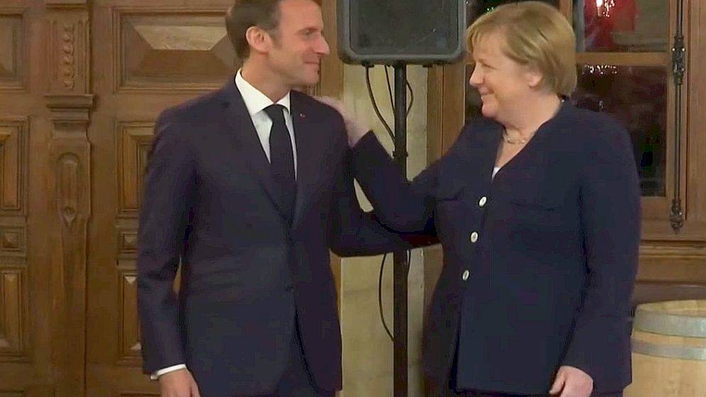 (VIDEO) Macron sa stilom ispratio Angelu Merkel