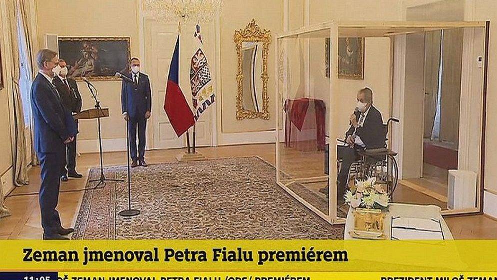 Nema odmora ni u bolnici: Pogledajte zašto je češki predsjednik viralni hit