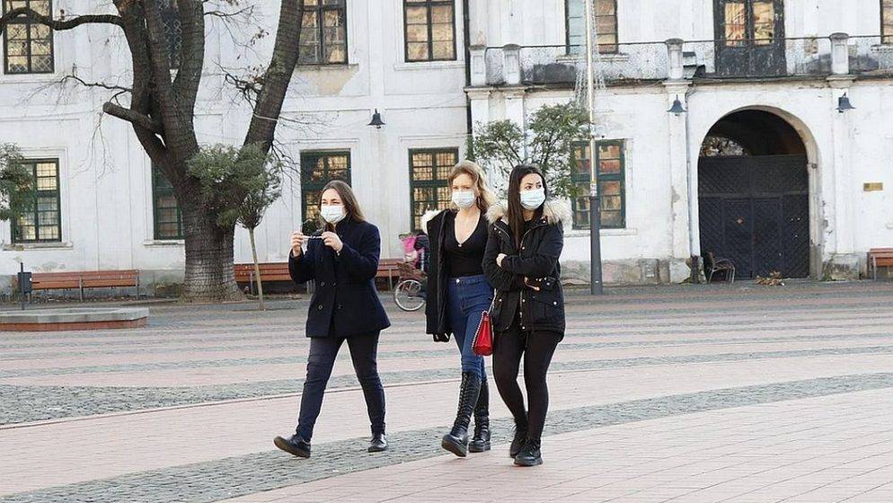Od petka u Parizu maske opet obavezne i na otvorenom