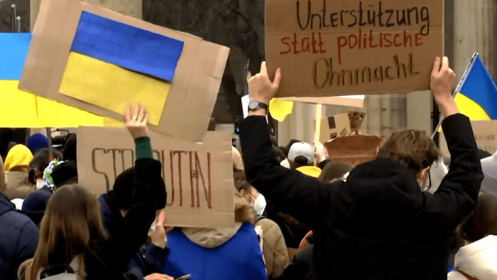 ‘Zaustavite tu ludost!’: prosvjedi diljem svijeta za Ukrajinu, uhićenja u Rusiji