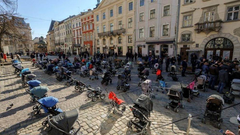 109 dječjih kolica u Lavovu u spomen na djecu žrtve ruskih napada