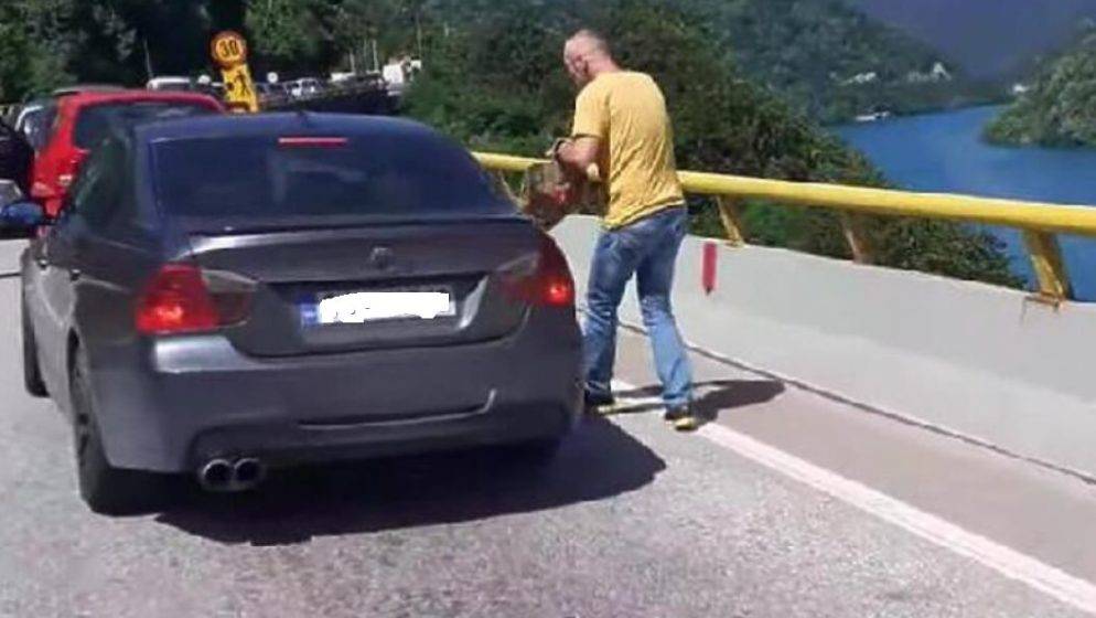 (VIDEO) Iz BMW-a pokušao baciti smeće u Neretvu, drugi vozač sve mu je ugurao natrag u auto