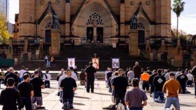 molitva krunice pred sydneyskom katedralom