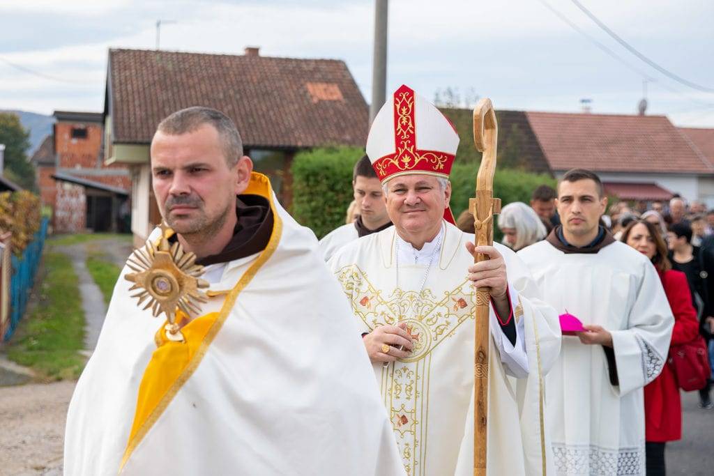 Sisački biskup Vlado Košić blagoslovio gradilište i kamen temeljac buduće crkve Sv. Ivana Pavla II.