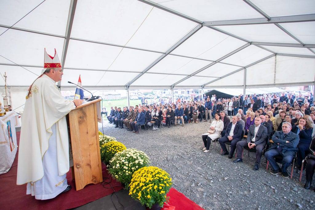 Sisački biskup Vlado Košić blagoslovio gradilište i kamen temeljac buduće crkve Sv. Ivana Pavla II.