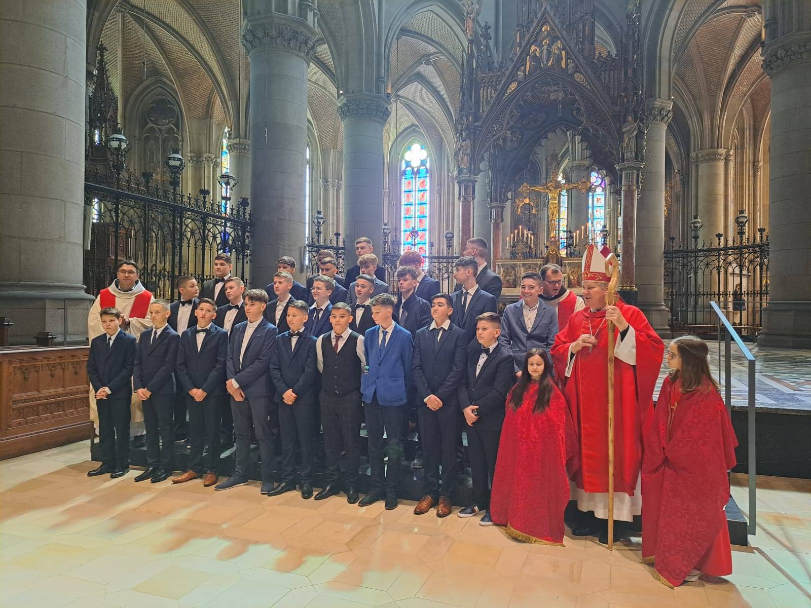 Sisački biskup Vlado Košić podijelio sakrament potvrde mladim Hrvatima u Linzu, pogledajte kako je bilo na misnom slavlju