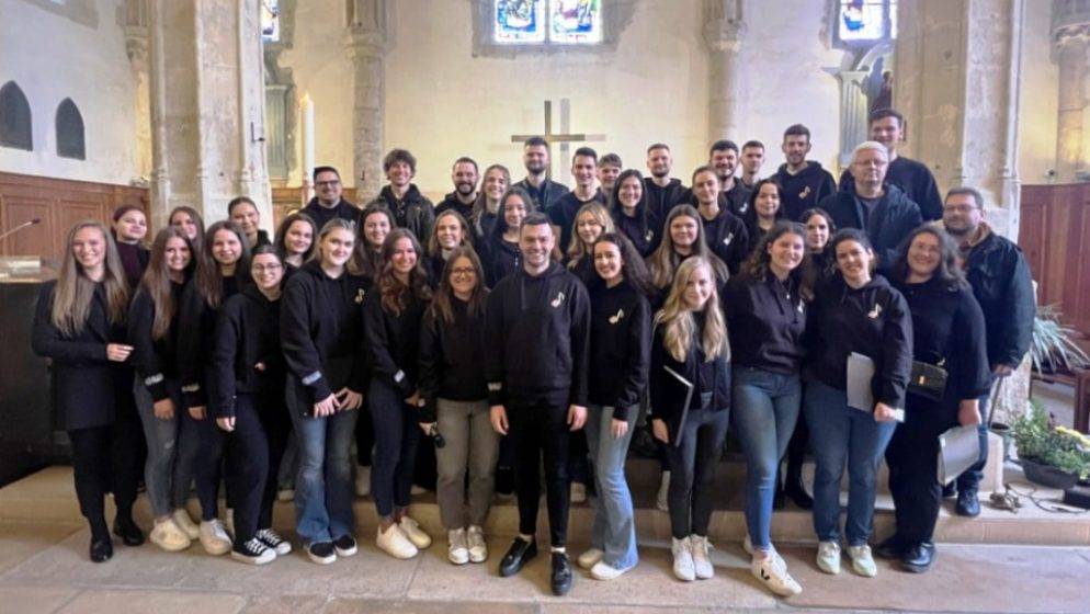 Zbor mladih Stuttgart predvodio misno slavlje i održao koncert u Hrvatskoj katoličkoj misiji u Parizu