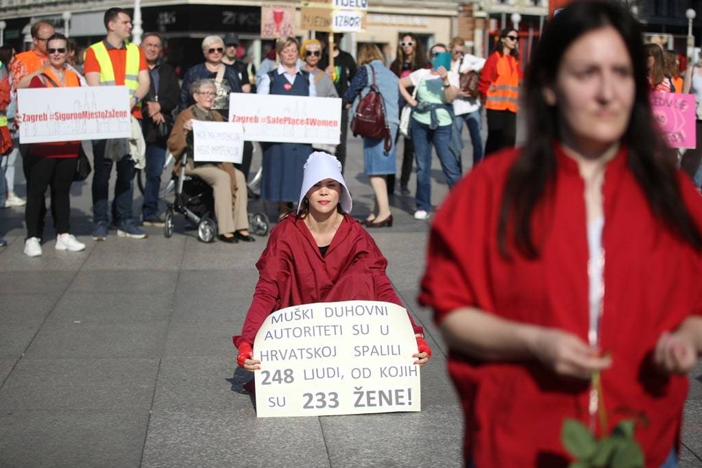Muškarci iz inicijative 'Vitezovi bezgrešnog srca Marijina' opet mole na zagrebačkom Trgu