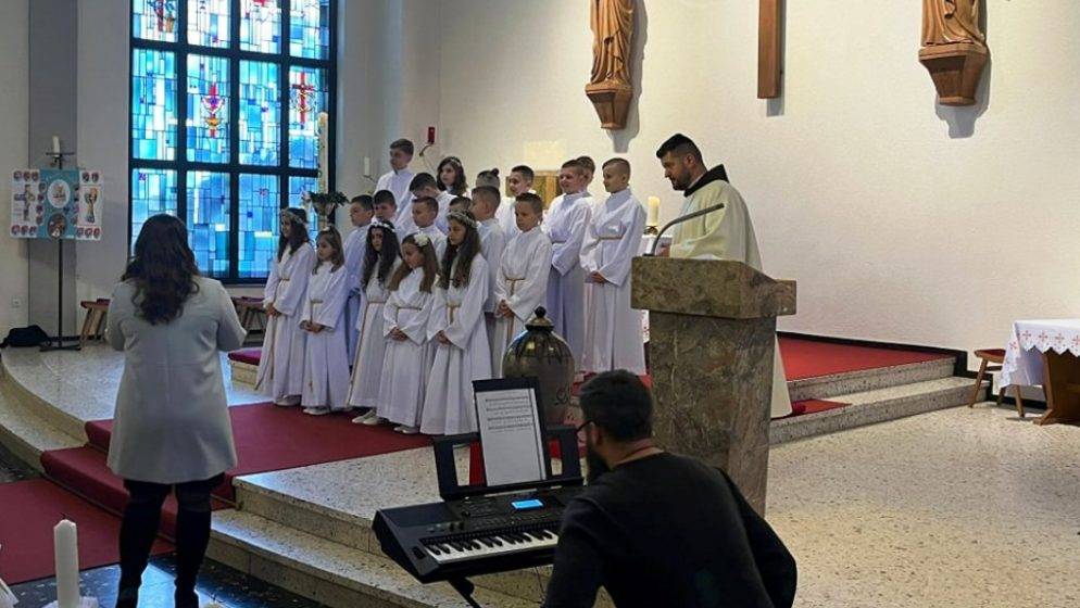 23 djece primilo sakrament Prve pričesti u crkvama St. Johannes Nepomuk i St. Bonifatius u Hrvatskoj katoličkoj misiji Giessen