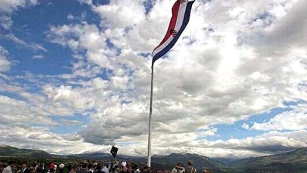 Trojac koji je kod Knina skinuo hrvatsku zastavu pušten da se brani sa slobode