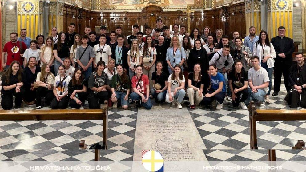 Krizmanici i roditelji iz Hrvatske katoličke zajednice Stuttgart,  hodočastili u Asiz i Rim,  susreli se s Papom Franjom