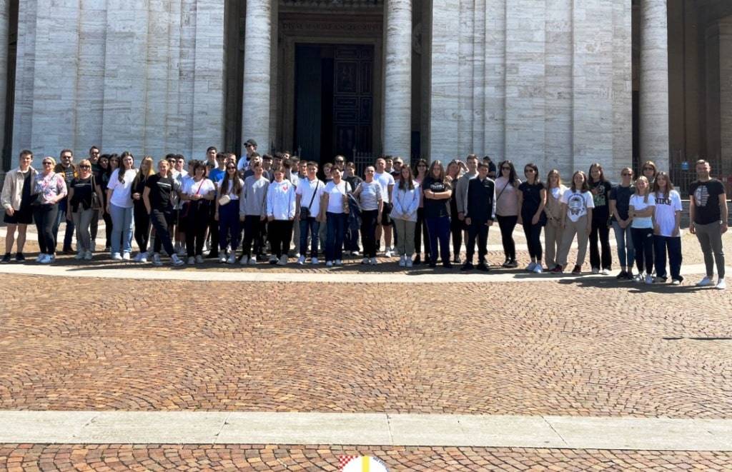 Krizmanici i roditelji iz Hrvatske katoličke zajednice Stuttgart,  hodočastili u Asiz i Rim,  susreli se s Papom Franjom