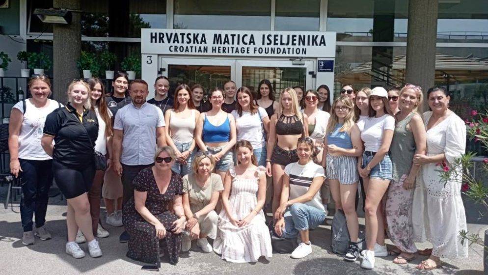 Natjecateljice X. Revije tradicijske odjeće i izbora najljepše Hrvatice u narodnoj nošnji izvan RH krenule put Tomislavgrada