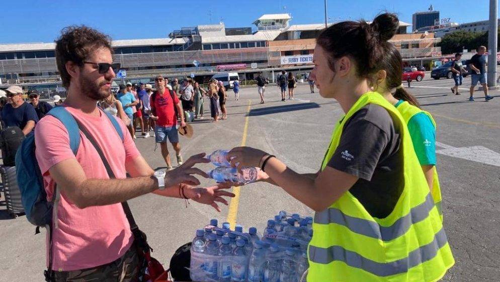 Brojne turiste dočekale bočice vode s porukom dobrodošlice ‘Welcome to Croatia’