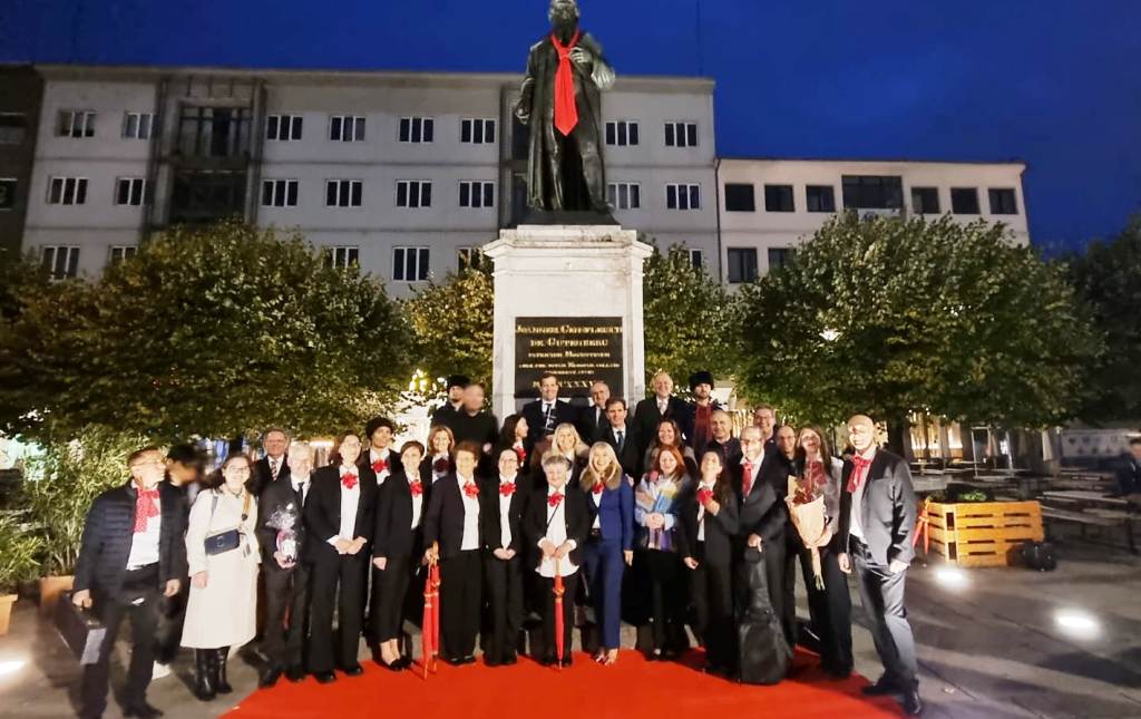 Hrvatska kulturna zajednica iz Mainza obilježila je Svjetski dan kravate uz svečano vezanje kravate na Gutenbergovom spomeniku