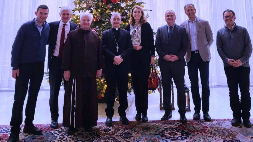 Veleposlanik Gordan Bakota i predstavnici Hrvatske katoličke misije Berlin na božićnom prijemu kod nadbiskupa Nikole Eterovića