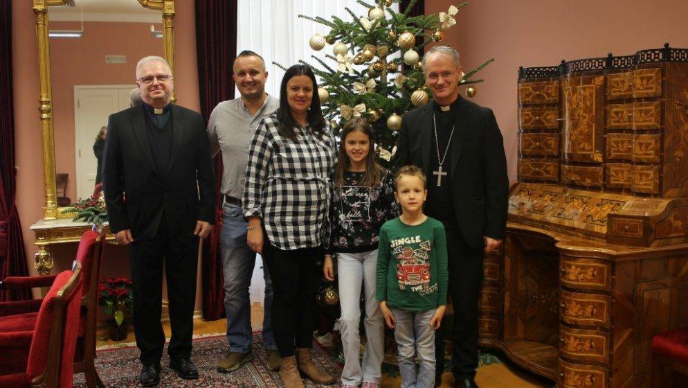Zagrebačka nadbiskupija darovala je kuću višečlanoj obitelji oca Damira i majke Ivane, koji iščekuju petoga člana obitelji