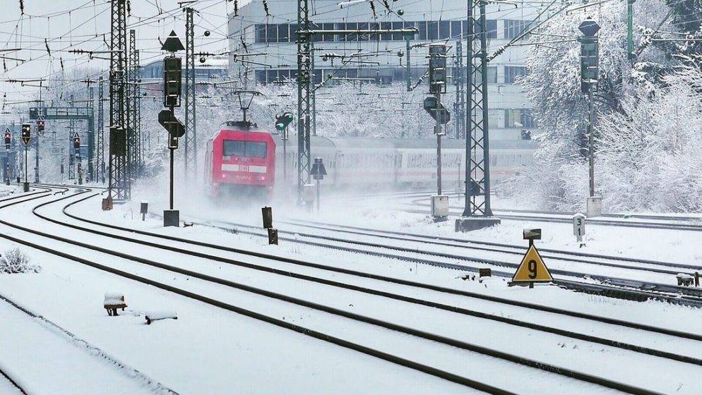 Ledeno vrijeme donosi prometni kaos Njemačkoj, obilne snježne padaline i ekstremno ledeni uvjeti