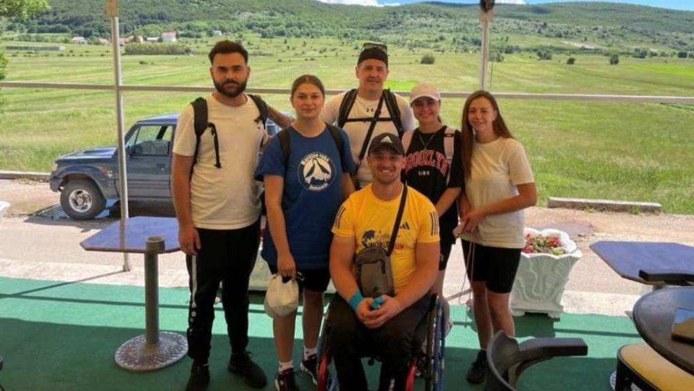 Šestero mladih iz Livna s prijateljem u invalidskim kolicima pješači u Međugorje putem dugim preko 100 kilometara