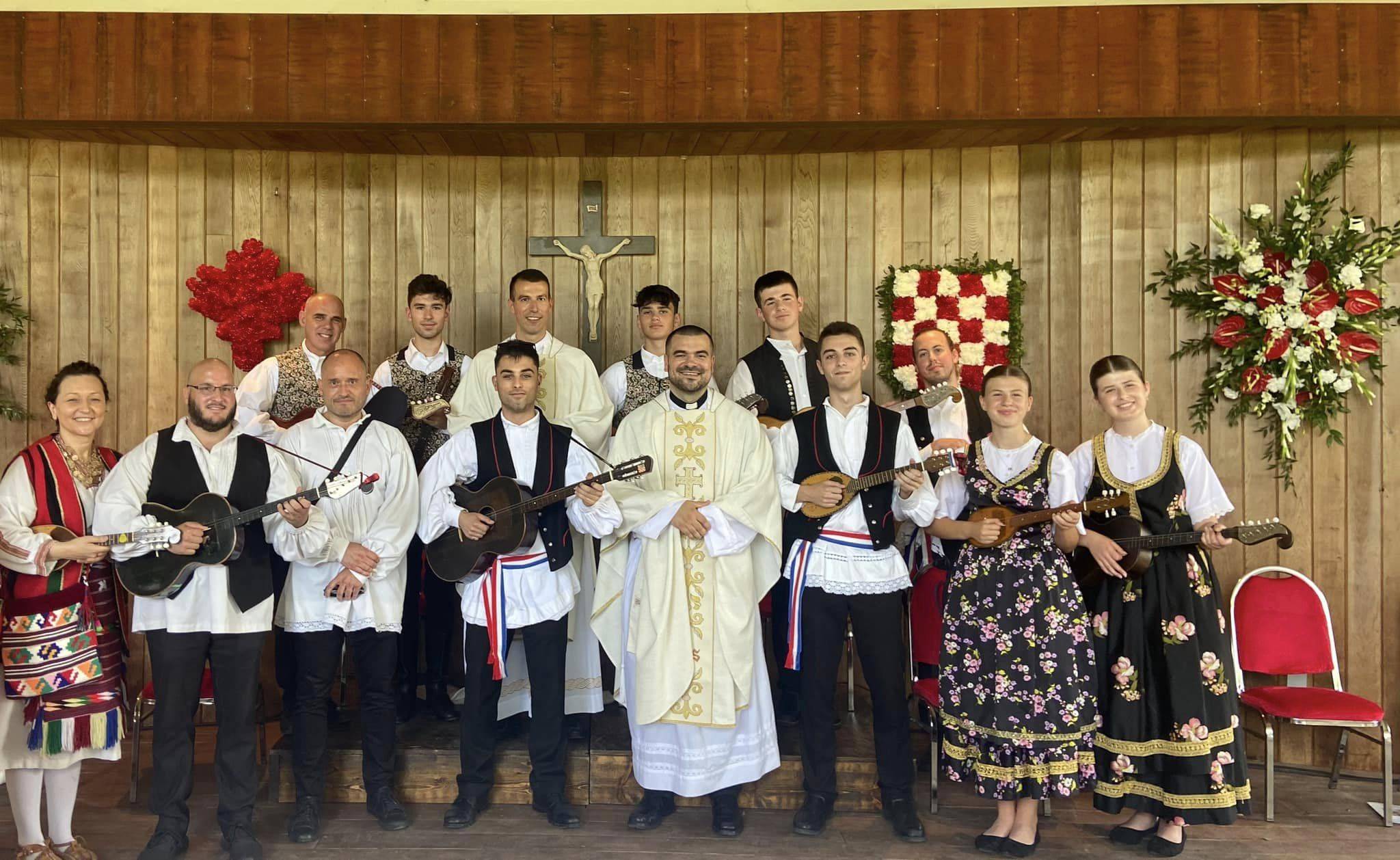 Ovaj će događaj zauvijek biti upisan u povijest Župe u Mississaugi i kanadskih Hrvata: Proslavljena mlada misa dvojice braće svećenika Krešimira i Marka Bušića