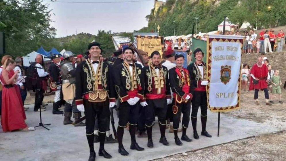 Hrvatska bratovština Bokeljska mornarica 809 Split sudjelovala na Kliškom kulturnom ljetu 2024.