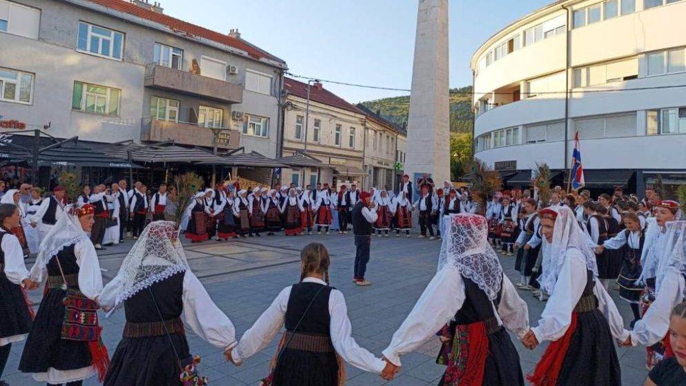 Održana je smotra folklora ‘Kad zapivam niz livanjsku stranu‘ na kojoj su nastupila društva iz BiH i domovine