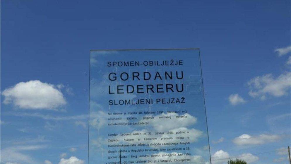 Na brdu Čukur iznad Hrvatske Kostajnice kod Spomen-obilježja 'Slomljeni pejzaž' obilježena je 33. godišnjica pogibije snimatelja Hrvatske radiotelevizije (HRT) Gordana Lederera