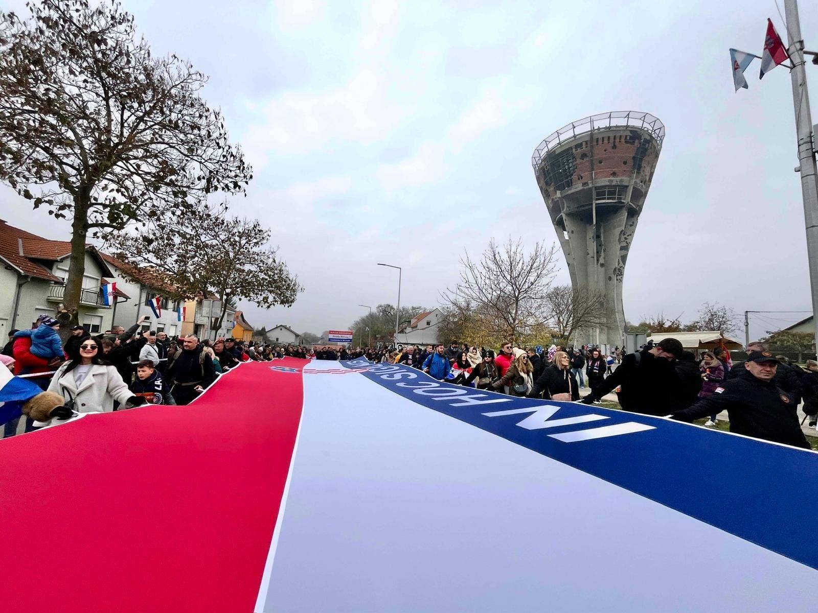 Deseci tisuća ljudi u Koloni sjećanja iz cijele Hrvatske i iseljeništva, sudionici ogrnuti državnim zastavama