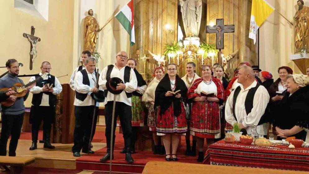 Hrvatska glazba i običaji oživjeli u adventskom programu u Barču