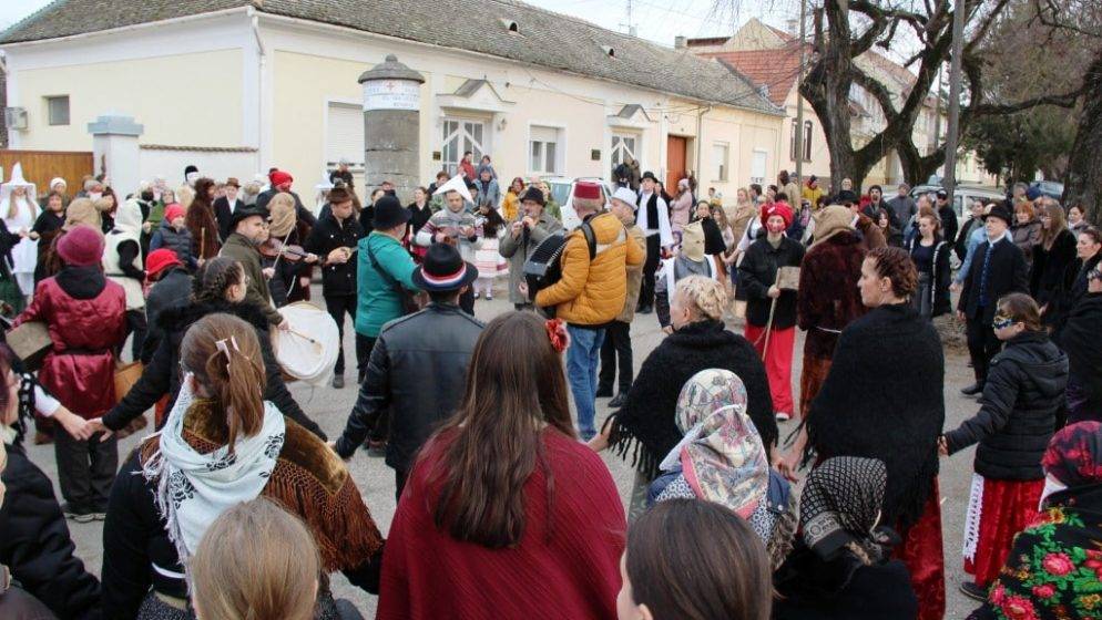 Pokladna povorka, šarenilo kostima, veselje, tradicija, glazba i zajedništvo ostaju temelj očuvanja hrvatskog kulturnog naslijeđa u Mađarskoj