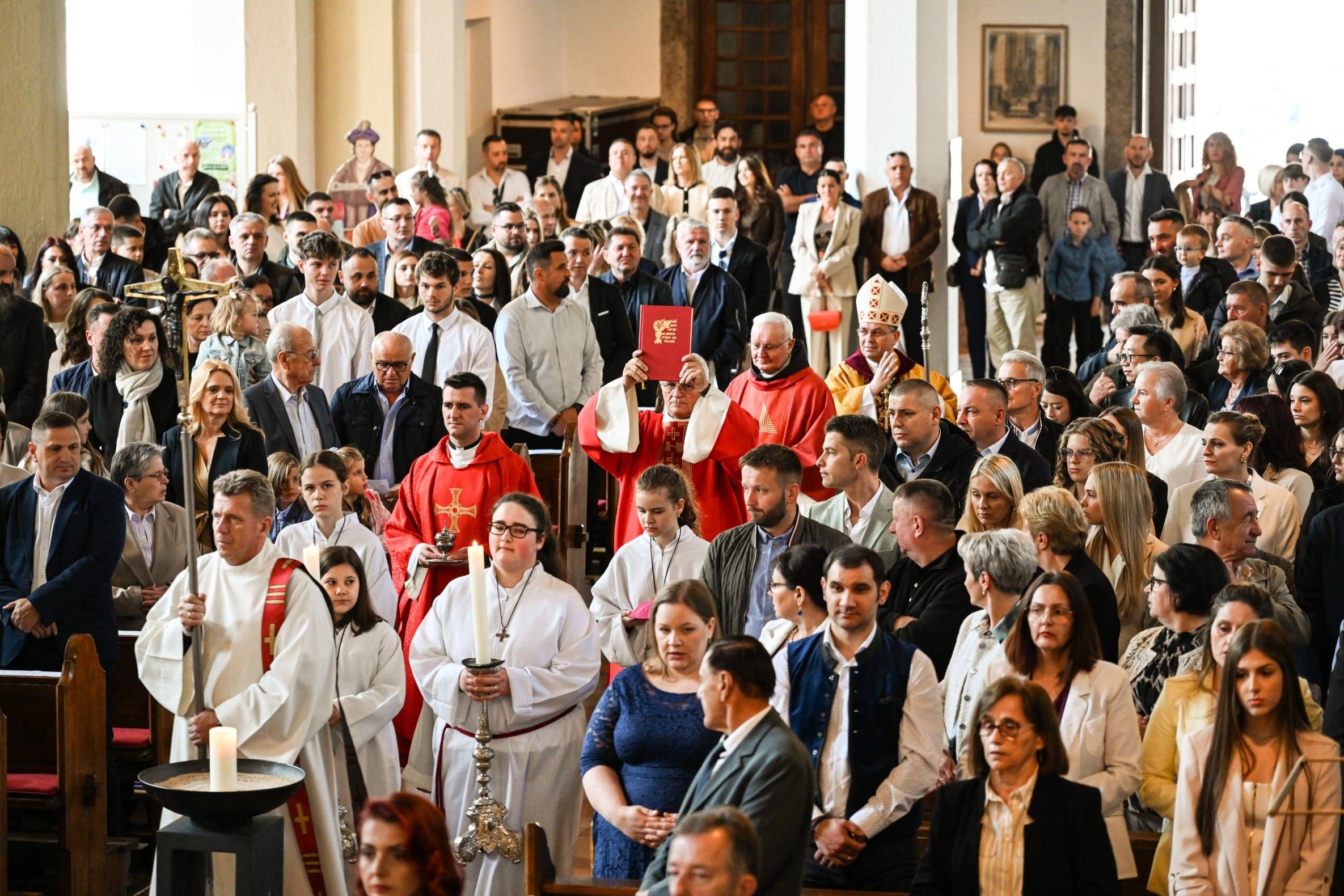 Požeški biskup mons. Ivo Martinović podijelio sakrament potvrde u Hrvatskoj katoličkoj župi blaženog Alojzija Stepinca u Salzburgu