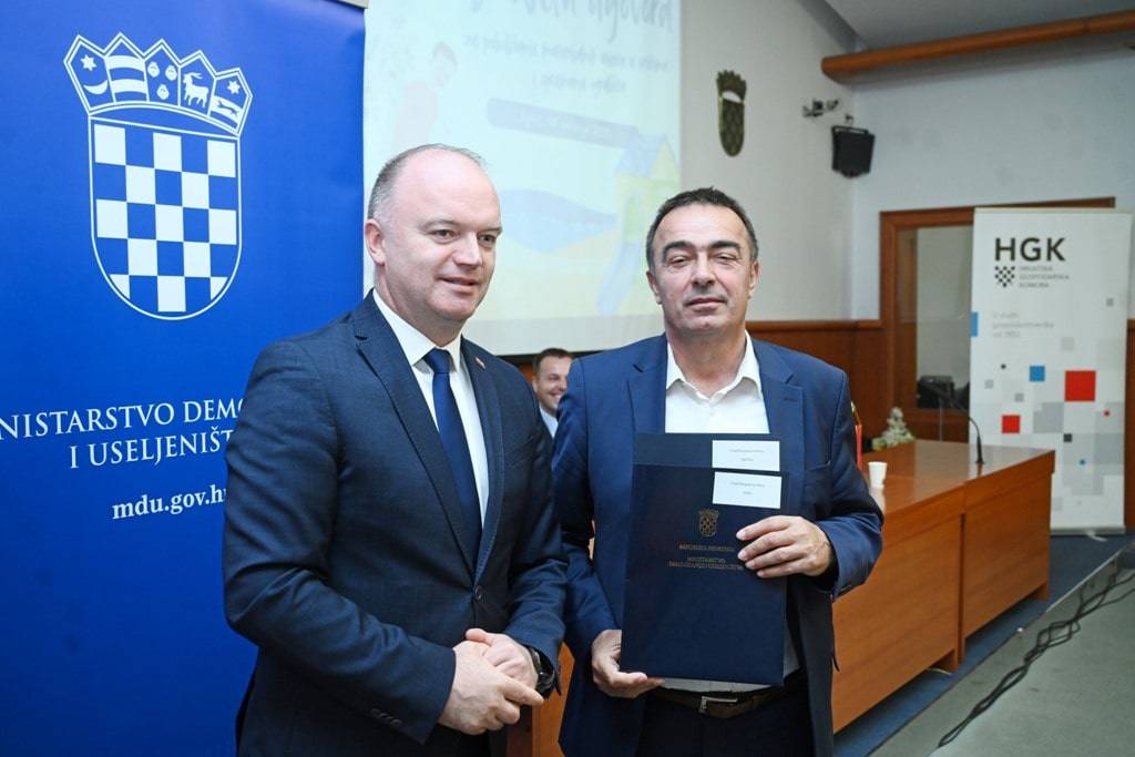 Ministar Šipić potpisao ugovore za vrtiće i igrališta u dalmatinskim županijama